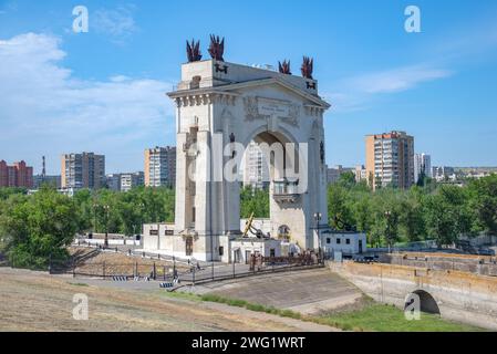 WOLGOGRAD, RUSSLAND - 15. JUNI 2023: Der Triumphbogen auf dem Wolga-Don-Kanal. Wolgograd, Russland Stockfoto
