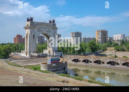 WOLGOGRAD, RUSSLAND - 15. JUNI 2023: Der Arc de Triomphe auf dem schiffbaren Wolga-Don-Kanal. Wolgograd, Russland Stockfoto