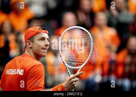 GRONINGEN - 02.02.2024, Tallon Grieche Spoor der Niederlande am ersten Tag des Davis Cup Qualifikationsspiels zwischen den Niederlanden und der Schweiz in Martiniplaza. Der Gewinner des Treffens qualifiziert sich für die Gruppenphase des Davis Cup Finales. ANP SANDER KONING niederlande aus - belgien aus Stockfoto