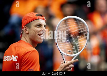 GRONINGEN - 02.02.2024, Tallon Grieche Spoor der Niederlande am ersten Tag des Davis Cup Qualifikationsspiels zwischen den Niederlanden und der Schweiz in Martiniplaza. Der Gewinner des Treffens qualifiziert sich für die Gruppenphase des Davis Cup Finales. ANP SANDER KONING niederlande aus - belgien aus Stockfoto