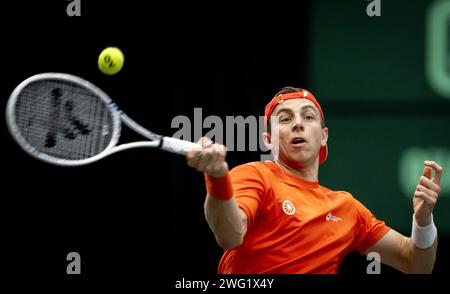 GRONINGEN - 02.02.2024, Tallon Grieche Spoor der Niederlande am ersten Tag des Davis Cup Qualifikationsspiels zwischen den Niederlanden und der Schweiz in Martiniplaza. Der Gewinner des Treffens qualifiziert sich für die Gruppenphase des Davis Cup Finales. ANP SANDER KONING niederlande aus - belgien aus Stockfoto