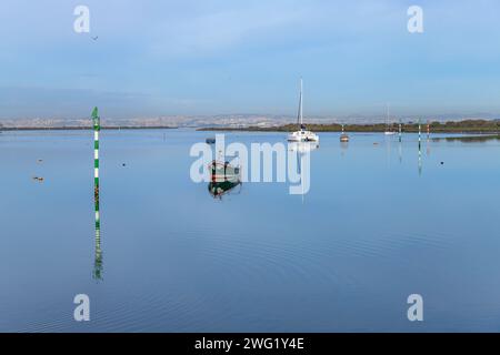 Seixal, Portugal; 6. Januar 2024: Kleines, altes traditionelles Boot in Seixal, Bucht von Seixal. Portugal. Stockfoto