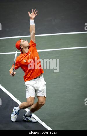 GRONINGEN - 02.02.2024, Tallon Grieche Spoor der Niederlande am ersten Tag des Davis Cup Qualifikationsspiels zwischen den Niederlanden und der Schweiz in Martiniplaza. Der Gewinner des Treffens qualifiziert sich für die Gruppenphase des Davis Cup Finales. ANP SANDER KONING niederlande aus - belgien aus Stockfoto