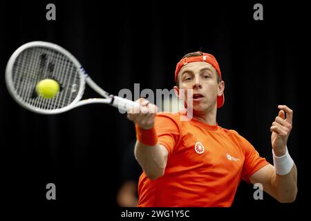 GRONINGEN - 02.02.2024, Tallon Grieche Spoor der Niederlande am ersten Tag des Davis Cup Qualifikationsspiels zwischen den Niederlanden und der Schweiz in Martiniplaza. Der Gewinner des Treffens qualifiziert sich für die Gruppenphase des Davis Cup Finales. ANP SANDER KONING niederlande aus - belgien aus Stockfoto