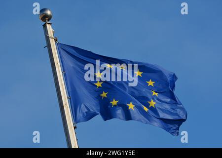 Kiew, Ukraine. Februar 2024. Die Flagge der Europäischen Union flattert vor dem Hintergrund des Himmels in Kiew. Am 1. Februar 2024 stimmte die Europäische Union in 27 Ländern einstimmig für ein Hilfspaket für die Ukraine in Höhe von 50 Milliarden Euro im Rahmen des EU-Haushalts. Die Ukraine widersteht weiterhin Russlands militärischer Aggression (Foto: Aleksandr Gusev/SOPA Images/SIPA USA) Credit: SIPA USA/Alamy Live News Stockfoto