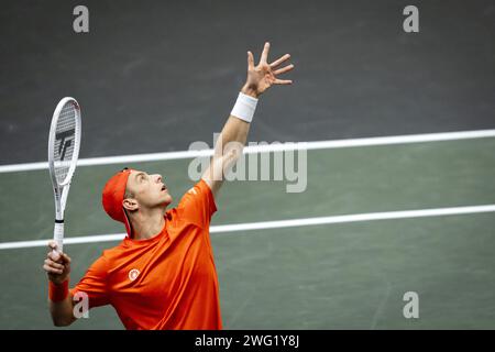 GRONINGEN - 02.02.2024, Tallon Grieche Spoor der Niederlande am ersten Tag des Davis Cup Qualifikationsspiels zwischen den Niederlanden und der Schweiz in Martiniplaza. Der Gewinner des Treffens qualifiziert sich für die Gruppenphase des Davis Cup Finales. ANP SANDER KONING niederlande aus - belgien aus Stockfoto