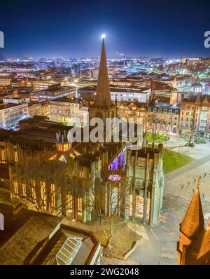 Sheffield, Yorkshire. Vereinigtes Königreich. 01.26.2024 Sheffield Cathedral Under a Full Moon. Luftbild. Januar 2024. Stockfoto