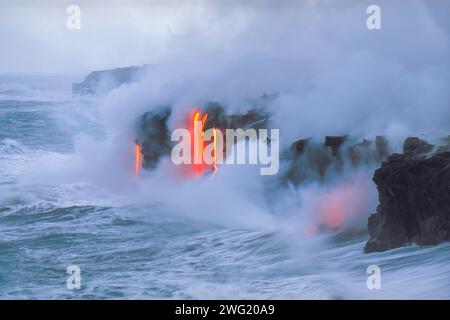 Geschmolzene, glühende Lava, die in den Ozean fließt. Kīlauea Vulkan, Big Island, Hawaii Stockfoto