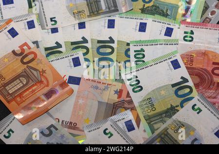 Bayern, Deutschland 02. Februar 2024: Hier im Bild Geld, Geldscheine, Bargeld, ein Haufen Geld, Papiergeld, Scheine, Banknoten, gesetzliches Zahlungsmittel, Euro, Symbolbild *** Bayern, Deutschland 02 Februar 2024 hier im Bild Geld, Banknoten, Bargeld, ein Stapel Geld, Papiergeld, Scheine, Banknoten, gesetzliches Zahlungsmittel, Euro, symbolisches Image Stockfoto