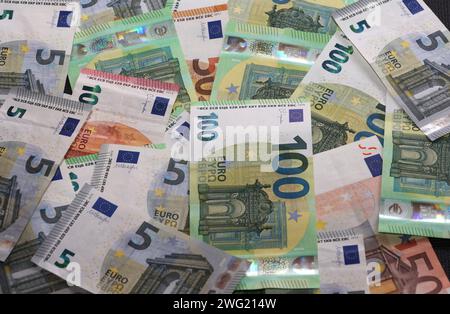 Bayern, Deutschland 02. Februar 2024: Hier im Bild Geld, Geldscheine, Bargeld, ein Haufen Geld, Papiergeld, Scheine, Banknoten, gesetzliches Zahlungsmittel, Euro, Symbolbild *** Bayern, Deutschland 02 Februar 2024 hier im Bild Geld, Banknoten, Bargeld, ein Stapel Geld, Papiergeld, Scheine, Banknoten, gesetzliches Zahlungsmittel, Euro, symbolisches Image Stockfoto