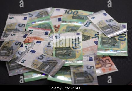 Bayern, Deutschland 02. Februar 2024: Hier im Bild Geld, Geldscheine, Bargeld, ein Haufen Geld, Papiergeld, Scheine, Banknoten, gesetzliches Zahlungsmittel, Euro, Symbolbild *** Bayern, Deutschland 02 Februar 2024 hier im Bild Geld, Banknoten, Bargeld, ein Stapel Geld, Papiergeld, Scheine, Banknoten, gesetzliches Zahlungsmittel, Euro, symbolisches Image Stockfoto