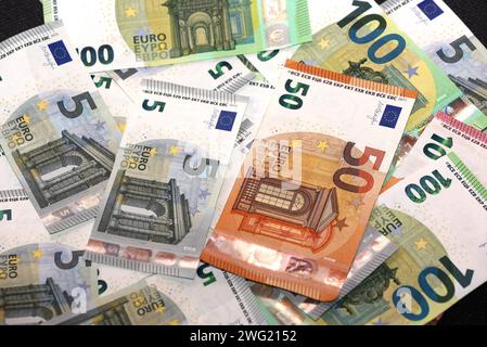 Bayern, Deutschland 02. Februar 2024: Hier im Bild Geld, Geldscheine, Bargeld, ein Haufen Geld, Papiergeld, Scheine, Banknoten, gesetzliches Zahlungsmittel, Euro, Symbolbild *** Bayern, Deutschland 02 Februar 2024 hier im Bild Geld, Banknoten, Bargeld, ein Stapel Geld, Papiergeld, Scheine, Banknoten, gesetzliches Zahlungsmittel, Euro, symbolisches Image Stockfoto