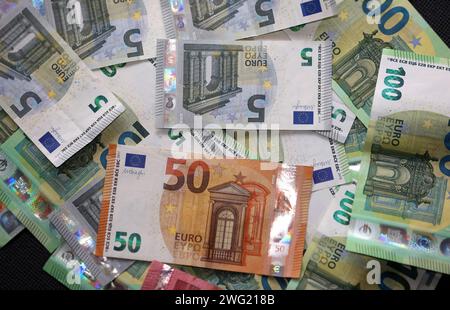 Bayern, Deutschland 02. Februar 2024: Hier im Bild Geld, Geldscheine, Bargeld, ein Haufen Geld, Papiergeld, Scheine, Banknoten, gesetzliches Zahlungsmittel, Euro, Symbolbild *** Bayern, Deutschland 02 Februar 2024 hier im Bild Geld, Banknoten, Bargeld, ein Stapel Geld, Papiergeld, Scheine, Banknoten, gesetzliches Zahlungsmittel, Euro, symbolisches Image Stockfoto