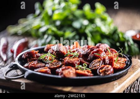 Würstchen in Scheiben mit Gewürzen, bbq-Sauce und Kräutern - Nahaufnahme. Stockfoto