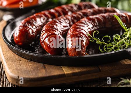 Würstchen gebraten mit Gewürzen, grillsoße und Kräutern - Nahaufnahme. Stockfoto