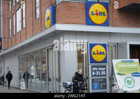 Kopenhagen, Dänemark /02 Februar 2024/. Deutscher Lebensmittelladen lidl in dänischer Hauptstadt. (Photo.Francis Joseph Dean/Dean Pictures) Stockfoto