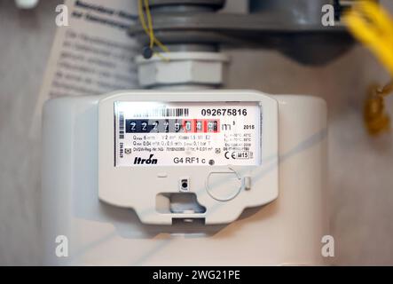 Bayern, Deutschland 02. Februar 2024: Hier im Bild ein Gaszähler, Gasuhr, Messgerät zum Gasverbrauch, Energie, Gas, Kilowattstunde, Kubikmeter, Symbolbild, Teures Gas, gestiegene Gaspreise, Energiekosten, Preissteigerung,Teuerung *** Bayern, Deutschland 02 Februar 2024 hier im Bild ein Gaszähler, Gaszähler, Messgerät für Gasverbrauch, Energie, Gas, Kilowattstunde, Kubikmeter, symbolisches Image, teures Gas, höhere Gaspreise, Energiekosten, Preiserhöhung, Inflation Stockfoto