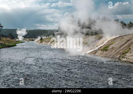 Dampf steigt über den Firehole River, von der Grand Prismatic Spring im Yellowstone National Park Stockfoto