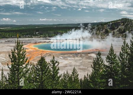 Hohe Aussicht auf das bunte Wasser der Grand Prismatic Spring Stockfoto