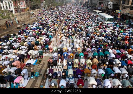 Tongi, Dhaka, Bangladesch. Februar 2024. Muslimische Gläubige beten mitten an einer stark befahrenen Straßenkreuzung, wodurch der Verkehr in Tongi, Dhaka, Bangladesch während der Bishwa Ijtema, einer der wichtigsten islamischen religiösen Zusammenkünfte, die jährlich stattfinden, zum Erliegen kommt. Ein engagiertes Gebetsgelände reicht nicht aus, um diese große Anzahl von Menschen zu bewältigen, so dass eine große Anzahl von Menschen nach Tongi, der Hauptstraße von Dhaka, kommen. Während dieser Zeit sind alle Bodentransporte und Fußgängerübergänge ausgesetzt. Die Bishwa Ijtema (Globale Kongregation) ist eine jährliche Zusammenkunft von Muslimen in Tongi am Ufer des Riv Stockfoto