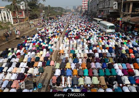 Tongi, Dhaka, Bangladesch. Februar 2024. Muslimische Gläubige beten mitten an einer stark befahrenen Straßenkreuzung, wodurch der Verkehr in Tongi, Dhaka, Bangladesch während der Bishwa Ijtema, einer der wichtigsten islamischen religiösen Zusammenkünfte, die jährlich stattfinden, zum Erliegen kommt. Ein engagiertes Gebetsgelände reicht nicht aus, um diese große Anzahl von Menschen zu bewältigen, so dass eine große Anzahl von Menschen nach Tongi, der Hauptstraße von Dhaka, kommen. Während dieser Zeit sind alle Bodentransporte und Fußgängerübergänge ausgesetzt. Die Bishwa Ijtema (Globale Kongregation) ist eine jährliche Zusammenkunft von Muslimen in Tongi am Ufer des Riv Stockfoto