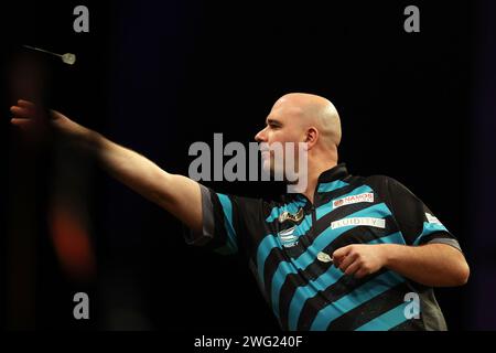 Cardiff, Großbritannien. Februar 2024. Rob Cross of England. Die Darts der BetMGM Premier League 2024, Night One in der Utilita Arena Cardiff in Cardiff, Südwales am Donnerstag, 1. Februar 2024. Dieses Bild darf nur für redaktionelle Zwecke verwendet werden. Nur redaktionelle Verwendung, Bild von Andrew Orchard/Andrew Orchard Sportfotografie/Alamy Live News Credit: Andrew Orchard Sportfotografie/Alamy Live News Stockfoto