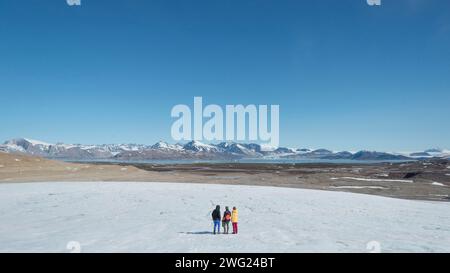 Foto der Universität Bristol der 26-jährigen Wissenschaftlerin Emily Broadwell mit Kollegen des Microlab-Teams in NY Alesund in Svalbard, einem norwegischen Archipel im Arktischen Ozean. Broadwell reist zu einem der abgelegensten Orte der Erde, Signy Island, wo sie einen seltenen Organismus erforschen wird, der Licht auf unsere erwärmte Welt werfen könnte. Ausgabedatum: Freitag, 2. Februar 2024. Stockfoto
