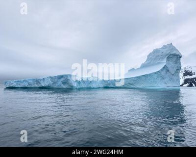 Ein riesiger hoher, abbrechender Gletscher driftet im südlichen Ozean vor der Küste der Antarktis bei Sonnenuntergang, der Antarktischen Halbinsel, dem südlichen Polarkreis Stockfoto