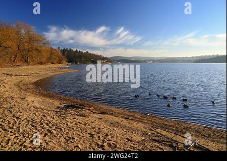 Brünner Stausee - Stadt Brünn - Tschechische Republik - Europa. Wunderschöne Landschaft mit Wasser und Strand. Schönes sonniges Wetter mit blauem Himmel im Winter. Stockfoto