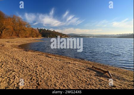 Brünner Stausee - Stadt Brünn - Tschechische Republik - Europa. Wunderschöne Landschaft mit Wasser und Strand. Schönes sonniges Wetter mit blauem Himmel im Winter. Stockfoto