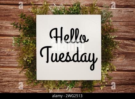 Hello Tuesday Textnachricht mit grünen Blättern auf hölzernem Hintergrund Stockfoto