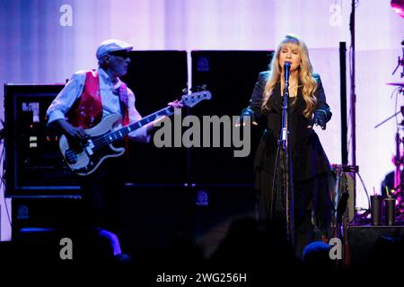 John McVie Bassist (L) und Stevie Nicks, Sänger von Fleetwood Mac, treten am 10. Oktober 2014 im TD Garden in Boston, Massachusetts auf. Stockfoto