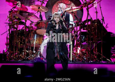 Stevie Nicks, Sänger (L) und Schlagzeuger Mick Fleetwood treten am 10. Oktober 2014 als Fleetwood Mac im TD Garden in Boston auf. Stockfoto