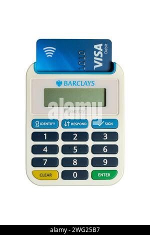 Barclays Pinsentry Kartenlesegerät und Visa Debitkarte isoliert auf weiß Stockfoto