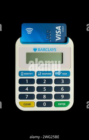 Barclays Pinsentry Kartenlesegerät und Visa Debitkarte isoliert auf Schwarz Stockfoto