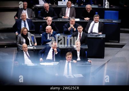 AFD Bundestag DEU, Deutschland, Deutschland, Berlin, 31.01.2024 Fraktion der AfD mit Vorsitzenden Bernd Baumann , Tino Chrupalla und Alice Weidel der AfD , Alternative für Deutschland , waehrend der Debatte bei einer Sitzung des Deutschen Bundestages ueber die Regierungserklaerung an den Bundestag zur Haushaltsentscheidung im Deutschen Bundestag in Berlin, Deutschland en: Parlamentarische Fraktion der AfD mit den Vorsitzenden Bernd Baumann, Tino Chrupalla und Alice Weidel von der AfD, Alternative für Deutschland, während der Debatte auf einer Sitzung des Deutschen Bundestages über die Regierungserklärung an den Bund Stockfoto