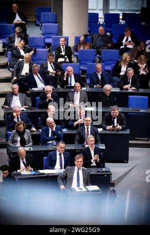 AFD Bundestag DEU, Deutschland, Deutschland, Berlin, 31.01.2024 Fraktion der AfD mit Vorsitzenden Bernd Baumann , Tino Chrupalla und Alice Weidel der AfD , Alternative für Deutschland , waehrend der Debatte bei einer Sitzung des Deutschen Bundestages ueber die Regierungserklaerung an den Bundestag zur Haushaltsentscheidung im Deutschen Bundestag in Berlin, Deutschland en: Parlamentarische Fraktion der AfD mit den Vorsitzenden Bernd Baumann, Tino Chrupalla und Alice Weidel von der AfD, Alternative für Deutschland, während der Debatte auf einer Sitzung des Deutschen Bundestages über die Regierungserklärung an den Bund Stockfoto