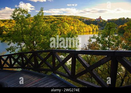 Brno-Staudamm - Tschechische Republik. Wunderschöne tschechische Landschaft mit Wäldern, See und blauem Himmel. Erholungsbereich für Sport und Unterhaltung. Stockfoto