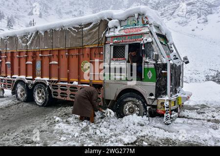 Sonamarg, Indien. Februar 2024. Ein gestrandeter Lkw-Fahrer räumt Schnee auf einer geschlossenen Srinagar-Ladakah-Nationalstraße während des Schneefalls in Sonamarg, etwa 100 km von Srinagar, der Sommerhauptstadt von Jammu und Kaschmir, entfernt. Nach einem langen Trockenheitszauber haben die Himalaya-Regionen Kaschmirs endlich einen lang erwarteten Schneefall erlebt, der das normale Leben stört. (Foto: Saqib Majeed/SOPA Images/SIPA USA) Credit: SIPA USA/Alamy Live News Stockfoto