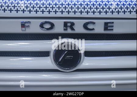 Neu-Delhi, Delhi, Indien. Februar 2024. Das Logo von Force Motors ist auf der Bharat Mobility Global Expo 2024 in Neu-Delhi, Indien, am 2. Februar 2024 zu sehen. (Kreditbild: © Kabir Jhangiani/ZUMA Press Wire) NUR REDAKTIONELLE VERWENDUNG! Nicht für kommerzielle ZWECKE! Stockfoto