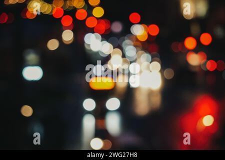 Bokeh und Unschärfe der Stadt bei Nacht Stockfoto