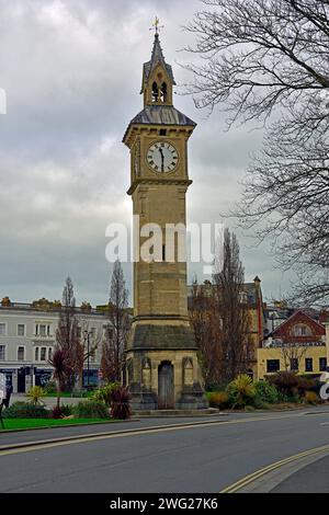 Der Albert Clock Tower auf dem Marktplatz Barnstaple North Devon. Das Bild stammt aus dem Taw Vale, der Allee entlang des Flusses Taw. Stockfoto