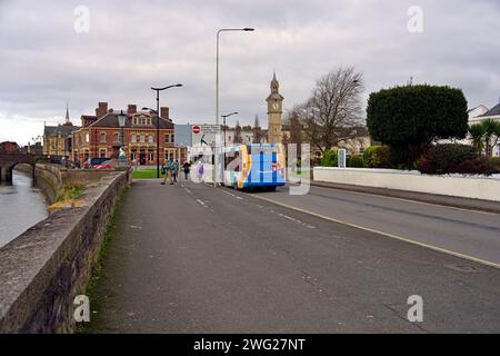 Ein lokaler Bus bringt seine Passagiere vor dem Imperial Hotel Barnstaple in North Devon. Das Hotel blickt auf den Fluss Taw. Stockfoto