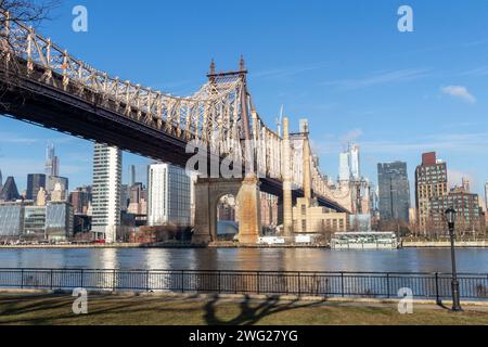 New York, USA - 03 06 20: Ed Koch queensboro Bridge und Manhattan Gebäude vom queensbridge Park aus gesehen Stockfoto