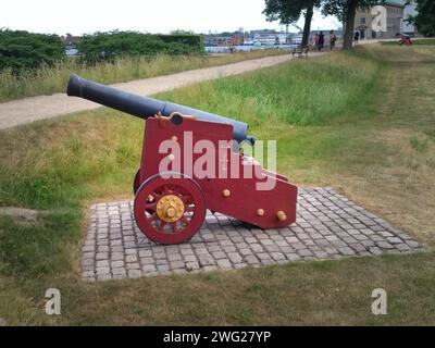 Mittelalterliche Kanone, die auf einer Mauer in einer Festung steht Stockfoto