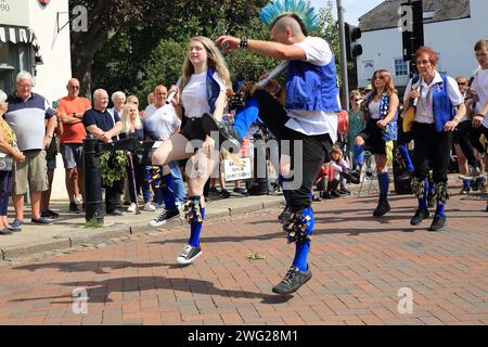 Morris-Tänzer treten auf der Straße beim Faversham Hop Festival in Faversham, Kent, England, Großbritannien auf Stockfoto