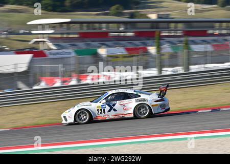 Scarperia, 29. September 2023: Porsche 991 GT3 Cup des Teams GDL Racing fuhr von Luvisi Matteo und Croccolino Filippo während des Trainings von Italia in Aktion Stockfoto