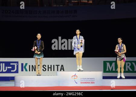 Shanghai, China. Februar 2024. Goldmedaillengewinner Japans Chiba Mone (C), Silbermedaillengewinner Südkoreas Kim Chaeyeon (L) und Bronzemedaillengewinner Japans Watanabe Rinka nehmen am 2. Februar 2024 an der Verleihung des Einzel-Skating-Events der ISU Four Continents Eiskunstlauf-Meisterschaft 2024 in Shanghai, Ostchina, Teil. Quelle: Wang Xiang/Xinhua/Alamy Live News Stockfoto