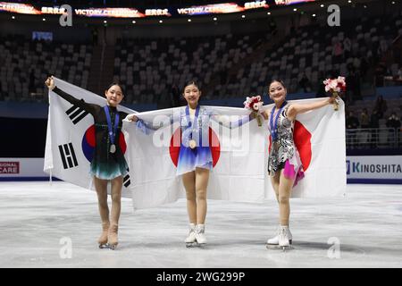 Shanghai, China. Februar 2024. Goldmedaillengewinner Japans Chiba Mone (C), Silbermedaillengewinner Südkoreas Kim Chaeyeon (L) und Bronzemedaillengewinner Japans Watanabe Rinka posieren nach der Verleihung des Einzel-Skating-Events der ISU Four Continents Skating Championships 2024 in Shanghai, Ostchina, 2. Februar 2024. Quelle: Wang Xiang/Xinhua/Alamy Live News Stockfoto