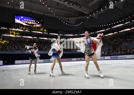 Shanghai, China. Februar 2024. Goldmedaillengewinner Japans Chiba Mone (C), Silbermedaillengewinner Südkoreas Kim Chaeyeon (L) und Bronzemedaillengewinner Japans Watanabe Rinka feiern nach der Verleihung des Einzel-Skating-Events der ISU Four Continents Skating Championships 2024 in Shanghai, Ostchina, 2. Februar 2024. Quelle: Wang Xiang/Xinhua/Alamy Live News Stockfoto